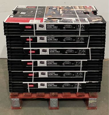 une pile de DVD posée sur une palette dans un entrepôt