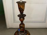 un bougeoir en métal orné d'un motif floral