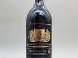 la bouteille de vin rouge est posée sur la table