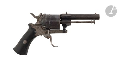 gros plan d'un revolver sur fond blanc