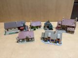 cinq maisons miniatures posées sur une table