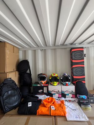 beaucoup de bagages à l'arrière d'un camion de déménagement