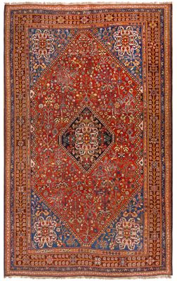 un tapis rouge et bleu à motifs de médaillons