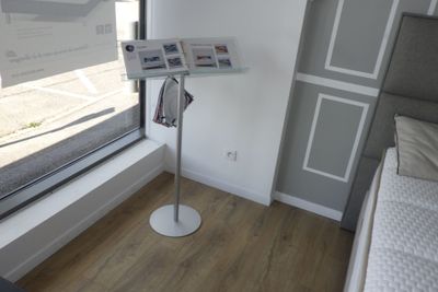 une photo d'une chambre avec un lit et une fenêtre