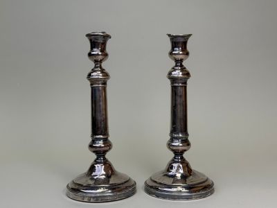 Paire de bougeoirs en argent doublé.