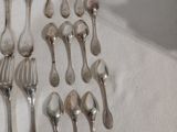 beaucoup de cuillères en argent et de cuillères à soupe sur la table