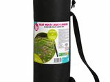 un sac noir pour tapis de yoga, muni d'une poignée noire et d'une bandoulière noire