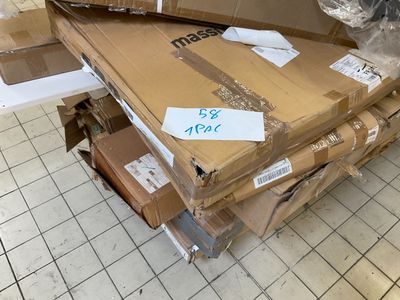 une pile de cartons empilés les uns sur les autres par terre