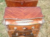 une commode en bois posée dans l'herbe