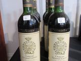 trois bouteilles de vin posées sur une table