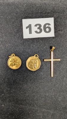 un gros plan d'une croix et d'une médaille posées sur une table