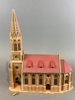 une petite maquette d'église au toit rouge