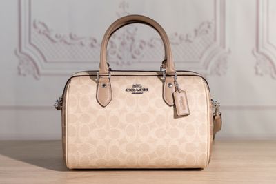COACH - Sac polochon en toile enduite au sigle beige ou marr…