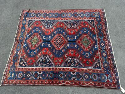 un tapis bleu et rouge avec un motif dessus