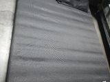 un matelas posé sur un lit dans une chambre