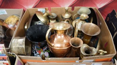 Un carton comprenant des objets en bronze émaillé contempora… - Photo 1