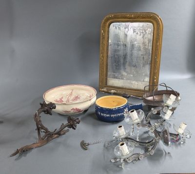 une table sur laquelle se trouvent un miroir, un bol, un bougeoir et d'autres objets