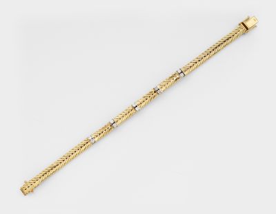 un bracelet en or jaune muni d'un fermoir serti de diamants