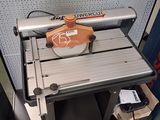 une machine posée sur une table