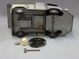un camion miniature posé à côté d'une clé