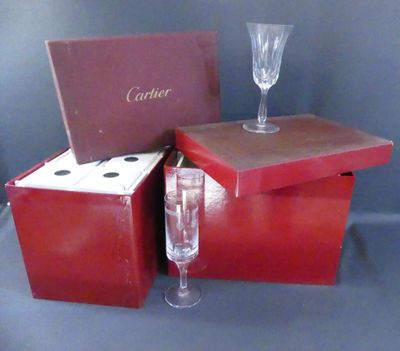 une boîte rouge avec un verre à vin et une boîte contenant un verre à vin