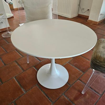 une table blanche et deux chaises dans un salon