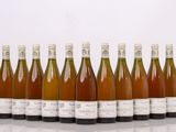 six bouteilles de vin sont alignées sur une table