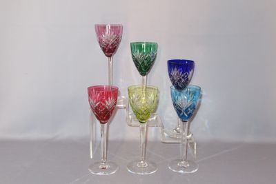 quatre verres à vin posés sur une table, sur fond blanc
