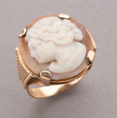 une image représentant une bague sur laquelle est gravé le visage d'une femme
