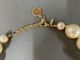 an image of a necklace with pearls and a gold chain