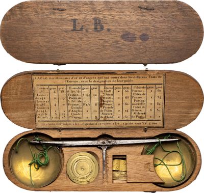 un coffret en bois contenant une horloge