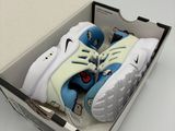 une boîte contenant une paire de chaussures