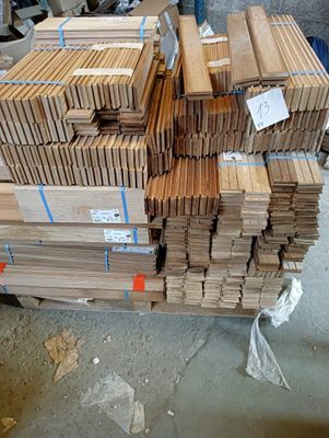 plusieurs piles de planches de bois empilées les unes sur les autres dans un entrepôt