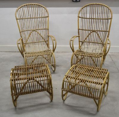 Trois chaises en osier et un repose-pieds se trouvent dans une pièce