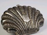 breloque en forme de coquillage plaquée argent, au motif ouvragé