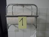 un rouleau de papier toilette posé sur un porte-rouleau dans une salle de bains