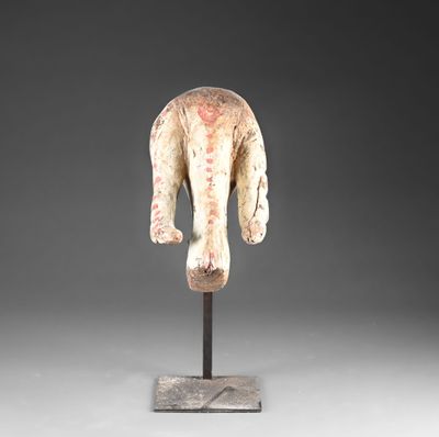 une photo d'une sculpture représentant un torse humain posé sur un socle