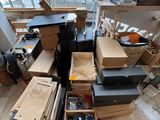une pièce avec beaucoup de cartons et des cartons sur le sol