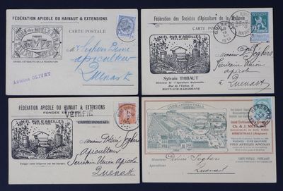 quatre timbres différents provenant de pays différents sur un fond bleu