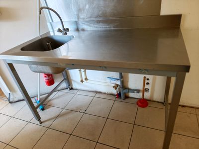 un évier en inox et un plan de travail en métal dans une cuisine