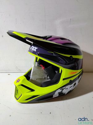 Le casque est jaune et noir, avec une bande violette.