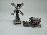 une maquette en argent représentant une calèche et un moulin à vent