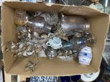 une boîte en carton remplie d'objets en argent posée sur une table