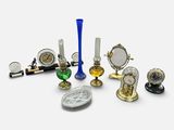 de nombreux objets en verre de toutes sortes posés sur une surface blanche