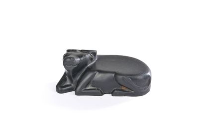 une image représentant une figurine de chat noir posée sur une surface blanche