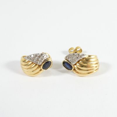 une paire de boucles d'oreilles en saphir et diamant