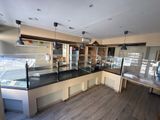 une photo d'une boulangerie avec un comptoir et une vitrine