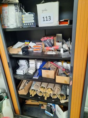 Dans une armoire métallique : Ensemble de consommables et pe… - Photo 1