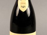 une bouteille de vin posée sur une table