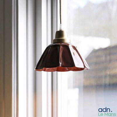 une lampe suspendue au rebord d'une fenêtre